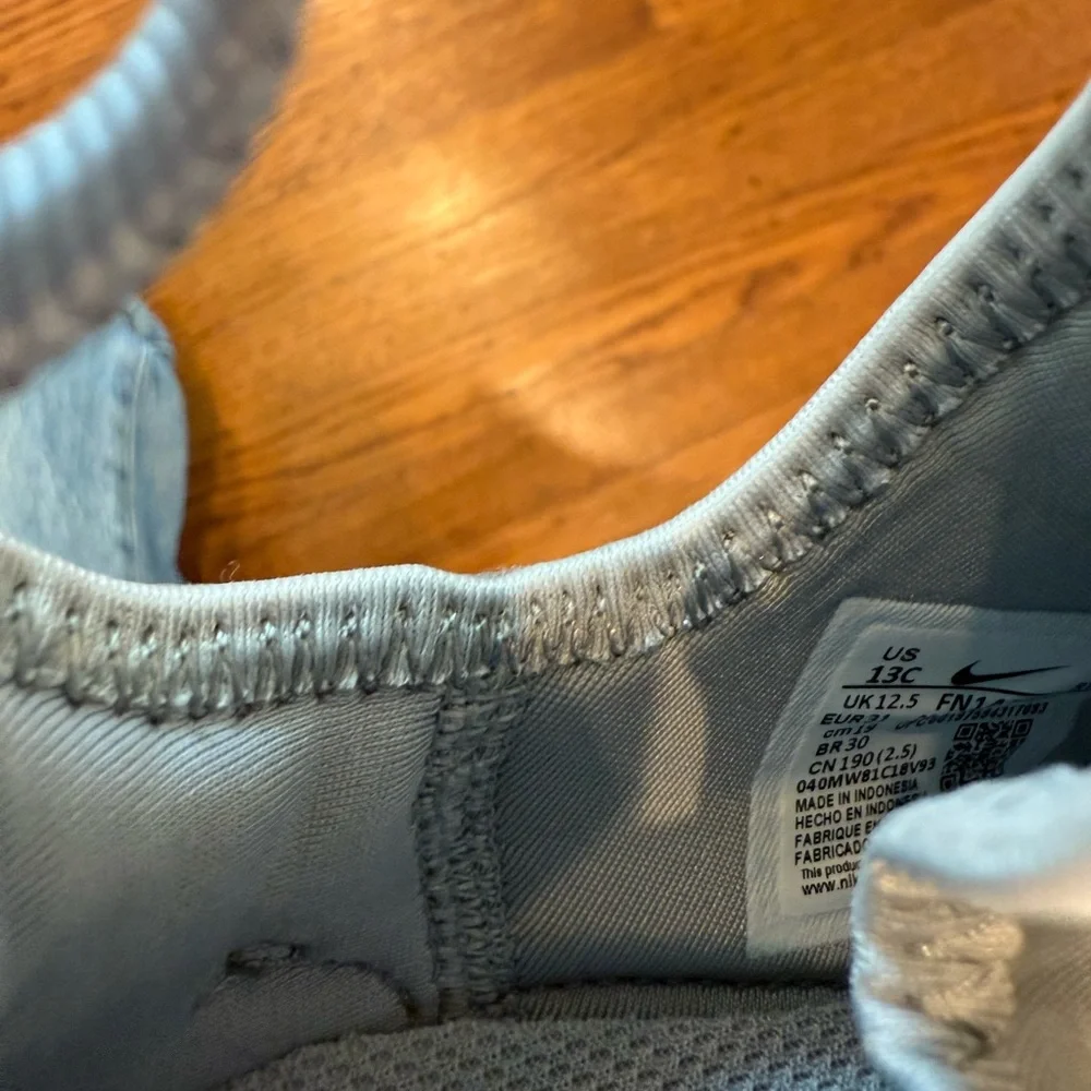 Nike Gray and White Flex Runner 3 size youth 13 - New - Picture 5 of 6